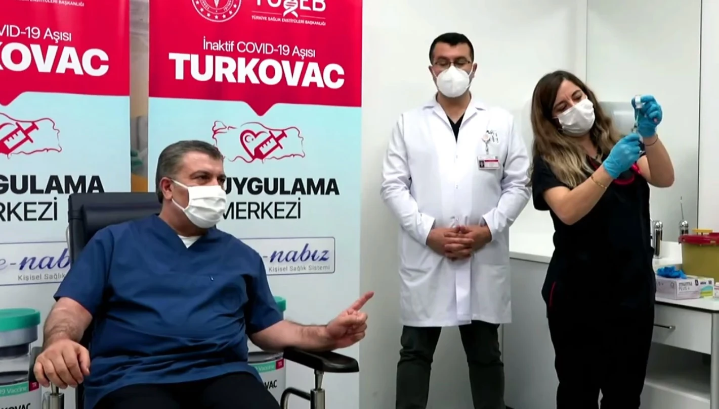 Son dakika: Bakan Koca hatırlatma dozunu Turkovac ile oldu